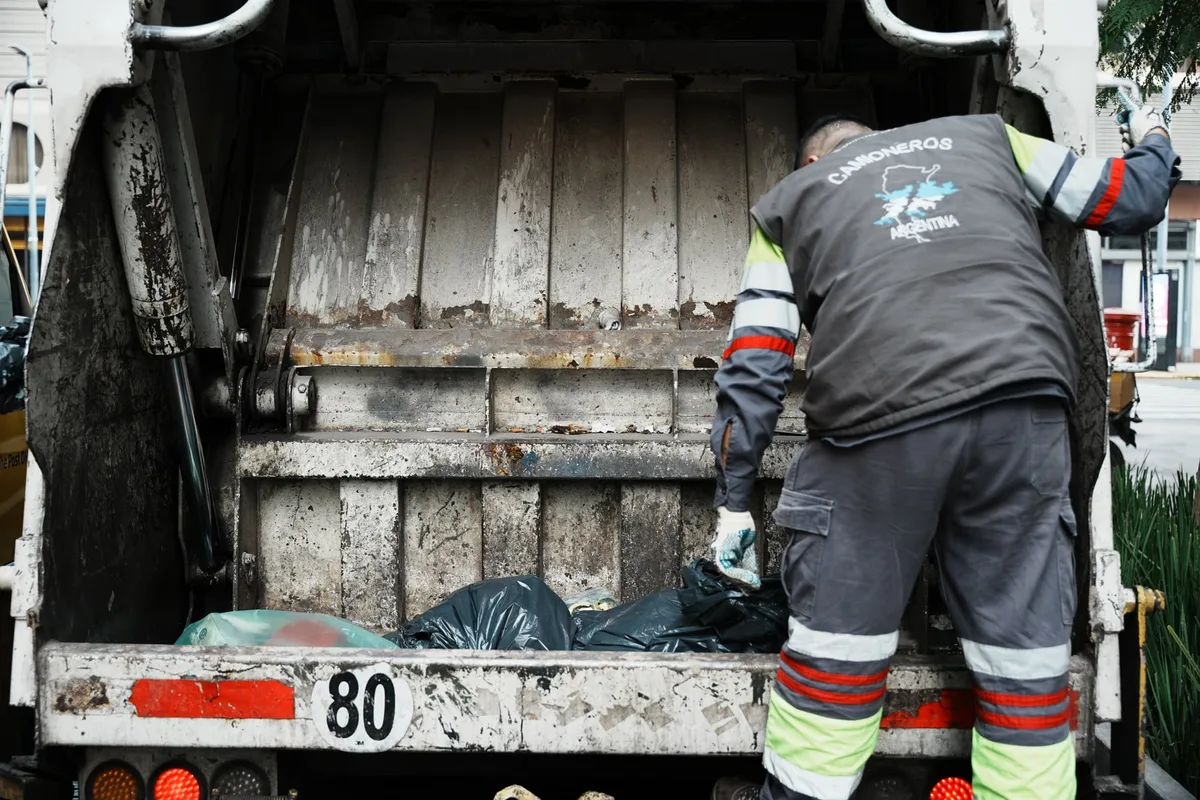 Un recolector murió aplastado por un camión de basura y la Justicia investiga a su compañero