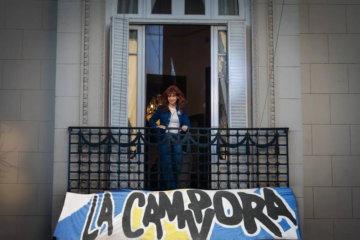 Uno de los fundadores de La Cámpora tiene un departamento en el edificio donde Cristina Kirchner cumple arresto domiciliario