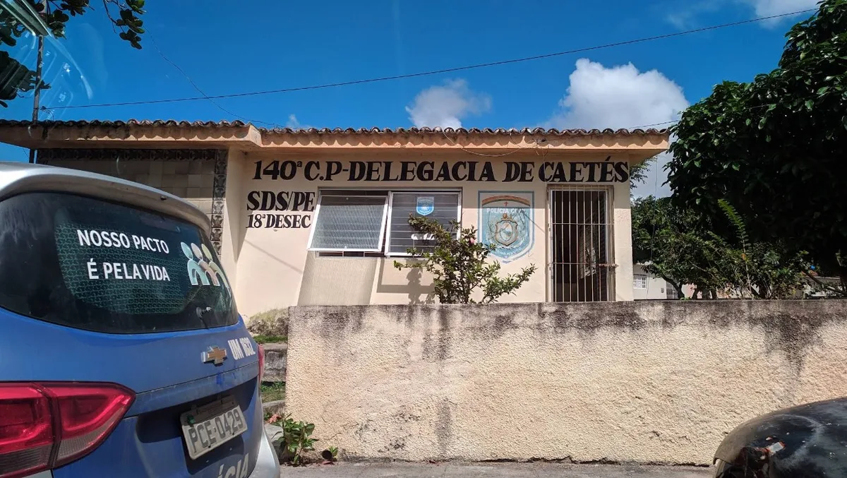 Filho é preso suspeito de matar a mãe de 82 anos a facadas em Caetés; populares o contiveram