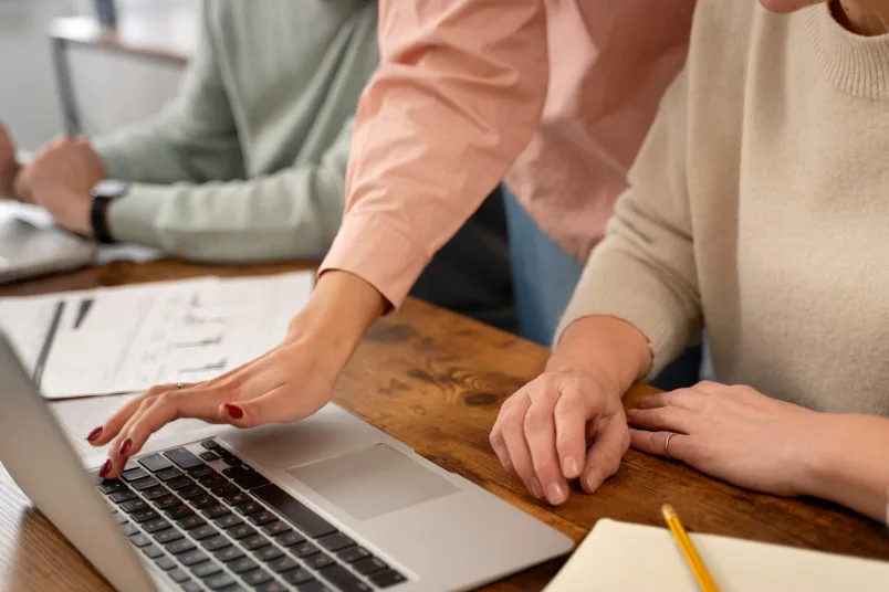 Santander e Coursera disponibilizam mais 50 mil vagas em cursos de IA, dados e liderança