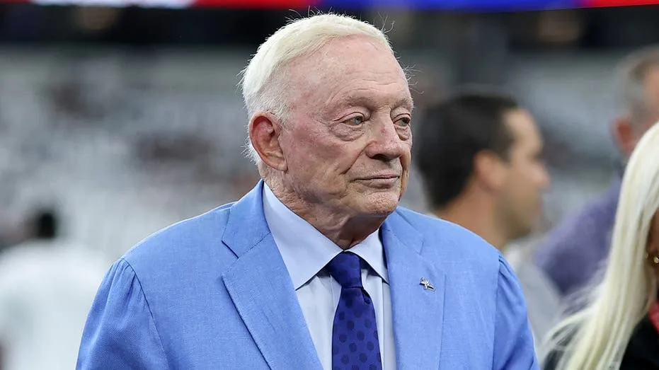 Jerry Jones slams table after Dak Prescott throws critical late interception in brutal Cowboys loss