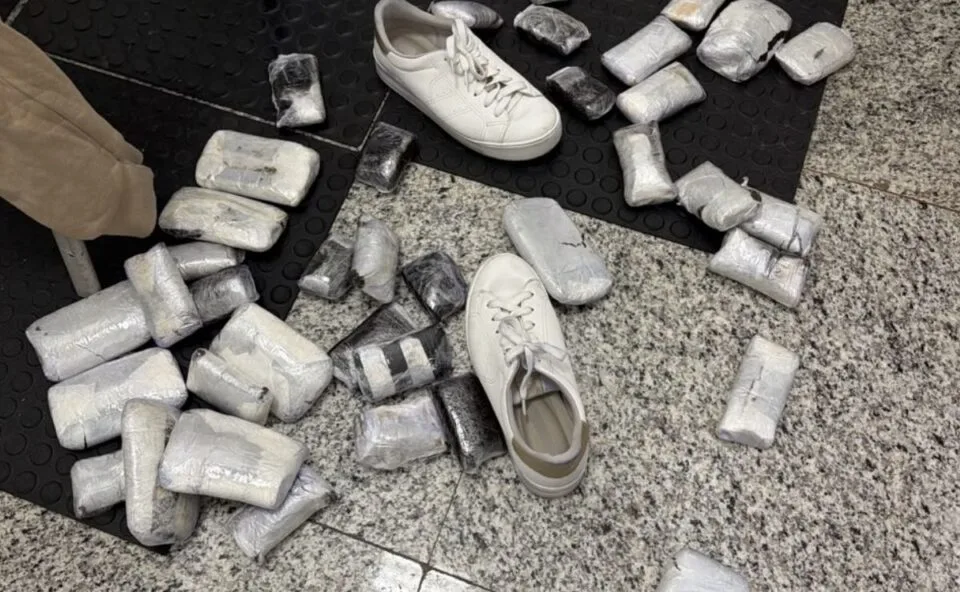 Maconha nas alturas! Jovem é presa ao tentar embarcar com 5 kg de haxixe colados ao corpo no Aeroporto de Cascavel