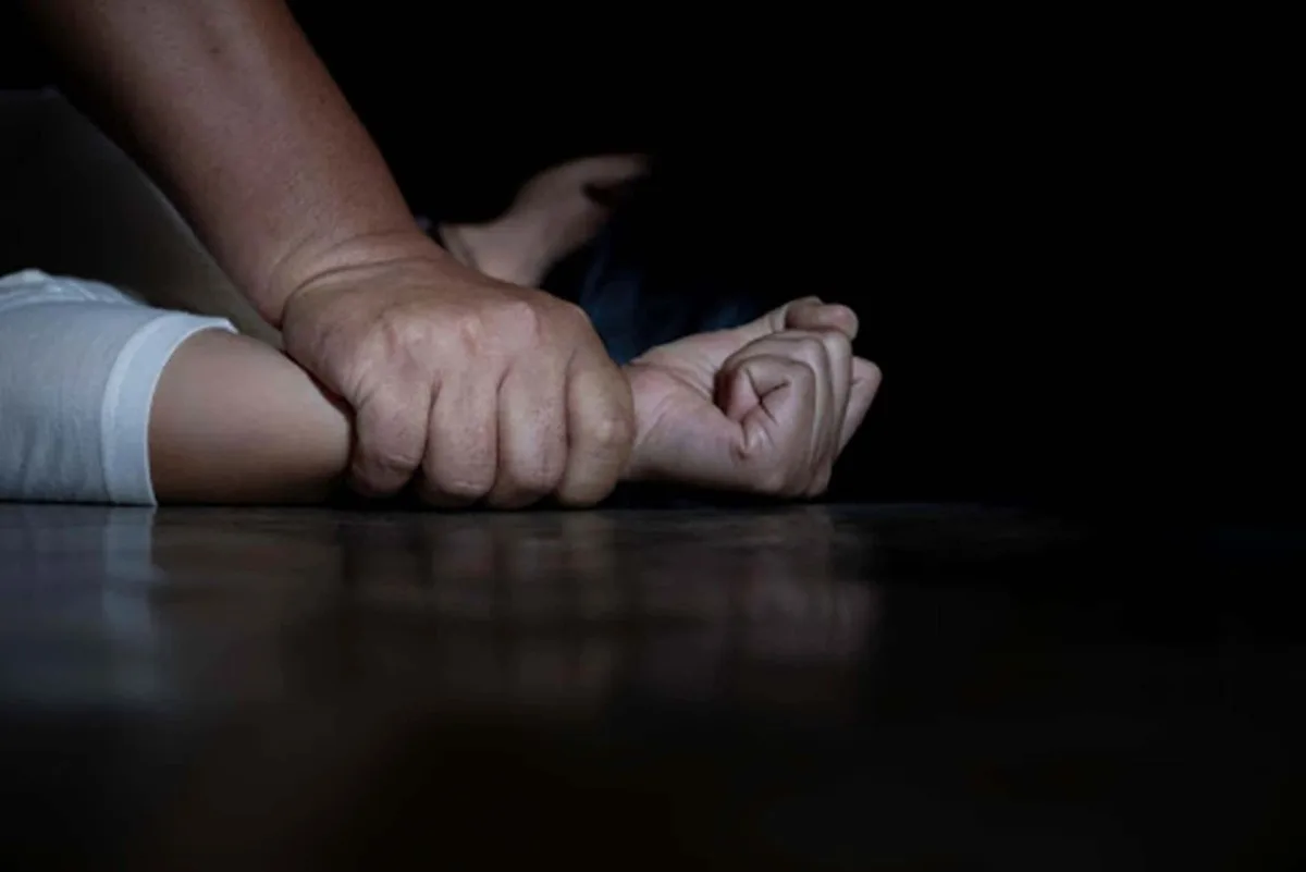 Padrasto é preso após mãe descobrir abusos no celular da filha menor