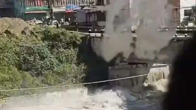 Momento de pânico em autocarro quando rio transborda no Nepal. Veja