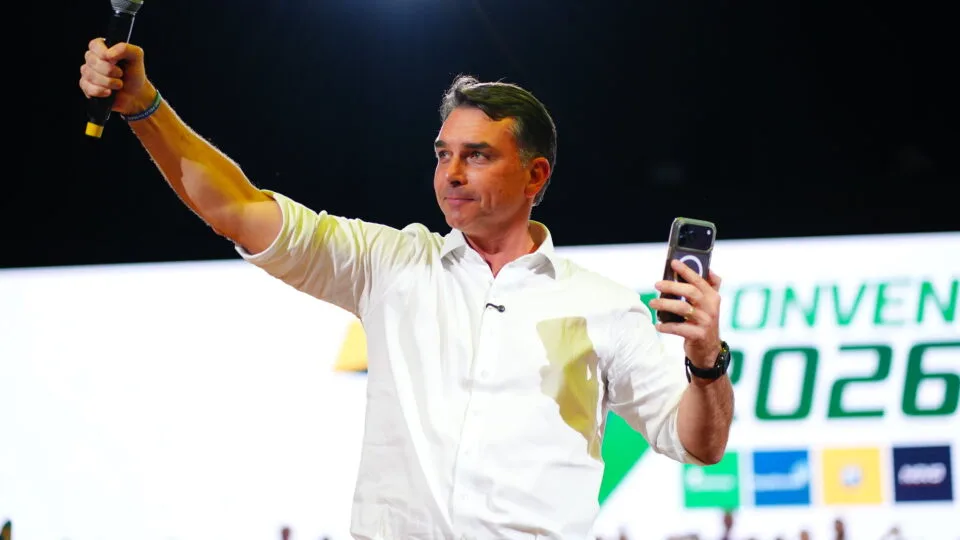 Flávio tenta manter unida a direita mineira mesmo com dois palanques