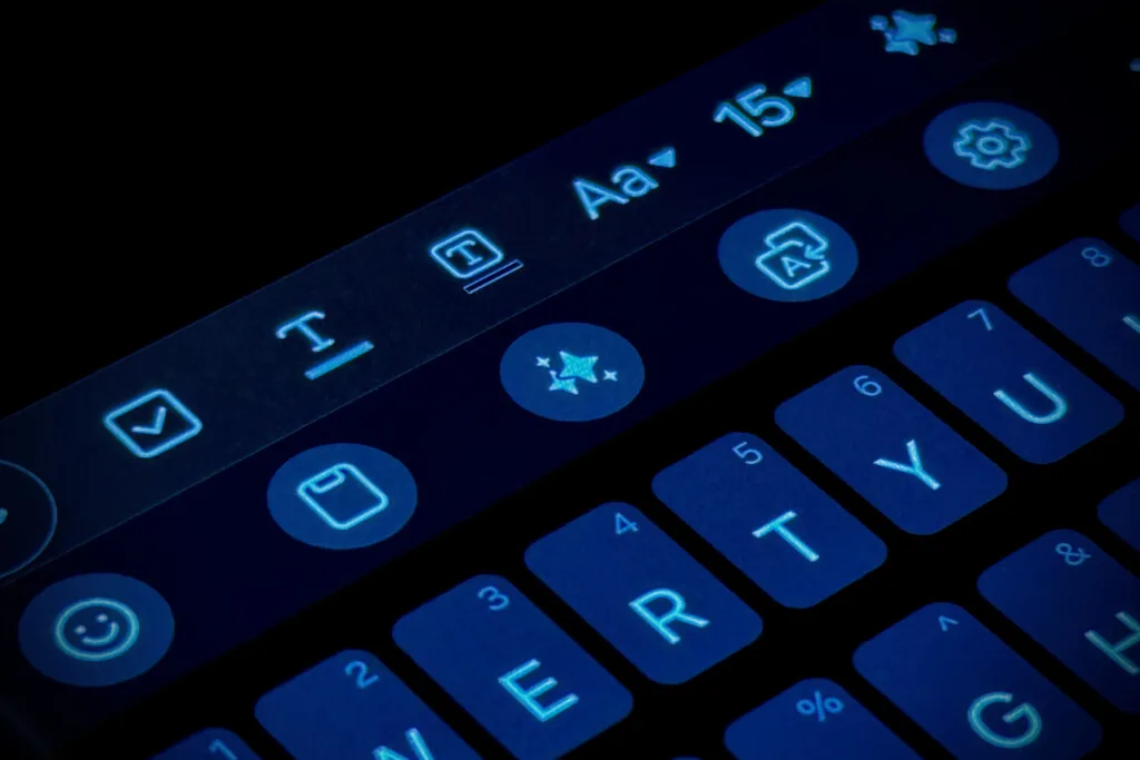 Samsung tiene una IA escondida en el teclado que puede escribir tus mensajes por ti: así puedes usarla