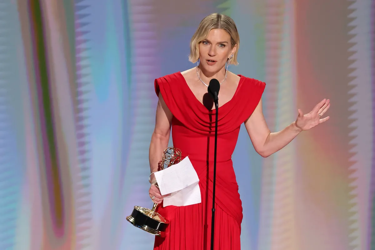 Rhea Seehorn Wins First Emmy For ‘Pluribus’; Thanks Vince Gilligan For “Role of Lifetime” & Creating “Safe Sets To Take Risks”