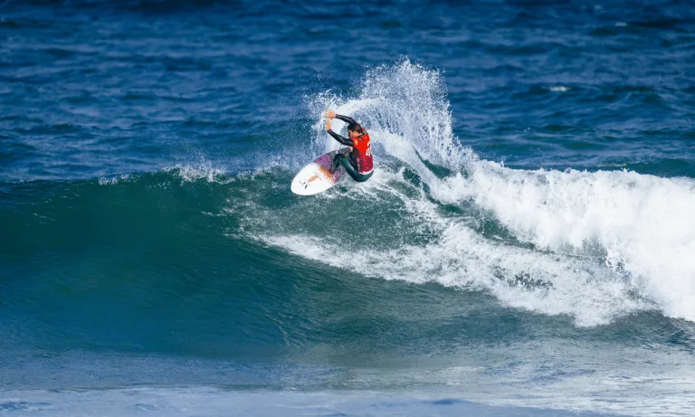 Mateus Herdy vence na WSL e garante duelo brasileiro contra Yago Dora