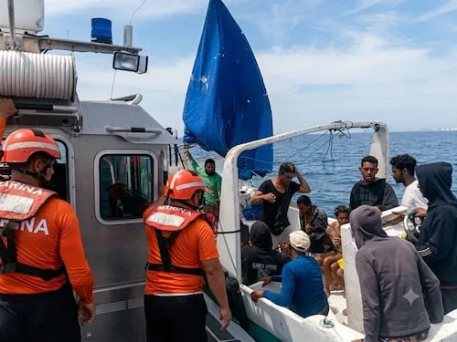 Secretaría de Marina rescata a 16 personas de origen cubano frente a costas de Yucatán; se hallaban a la deriva