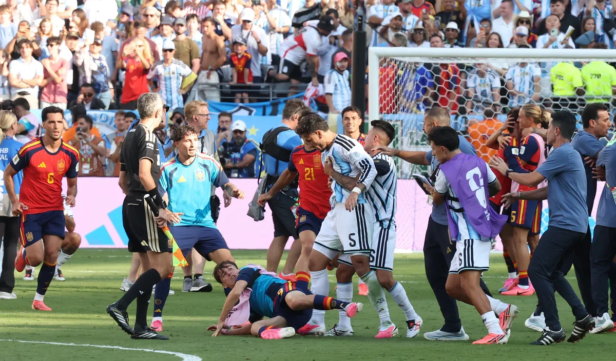 La FIFA sanciona con diez partidos a Paredes y con uno a Gavi por los incidentes de la final del Mundial