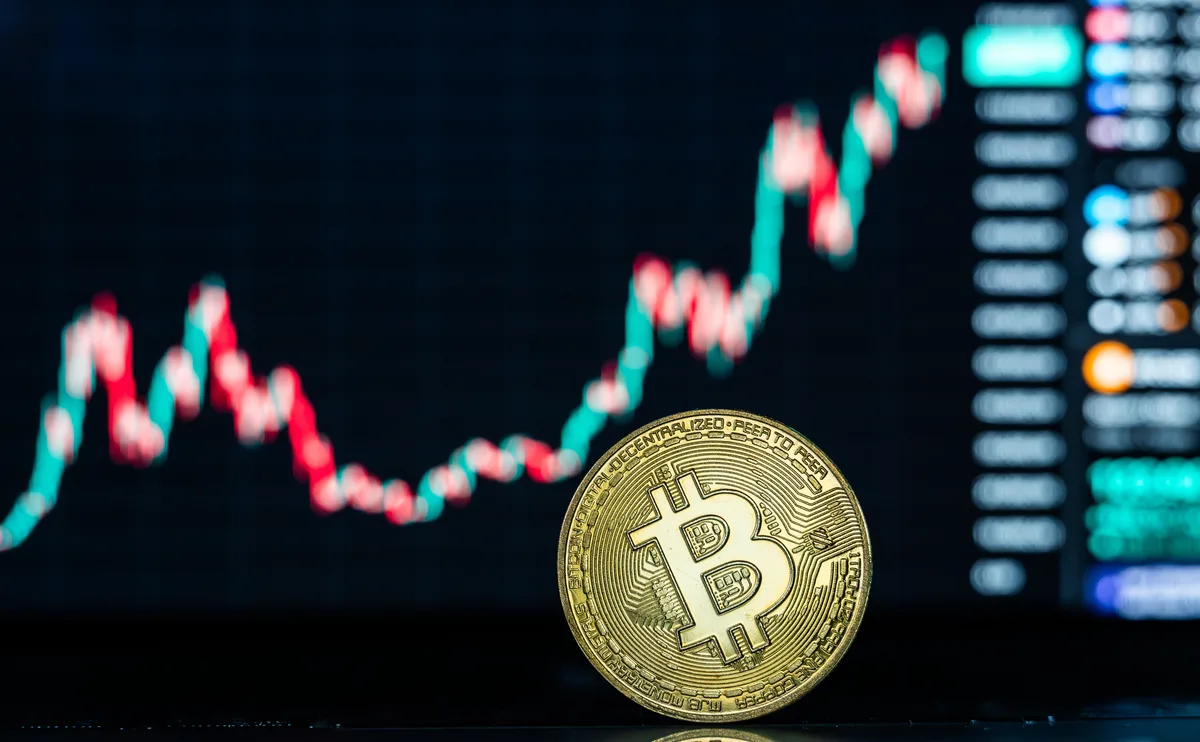 Bitcoin dispara e supera US$ 71 mil pela primeira vez em quase três meses