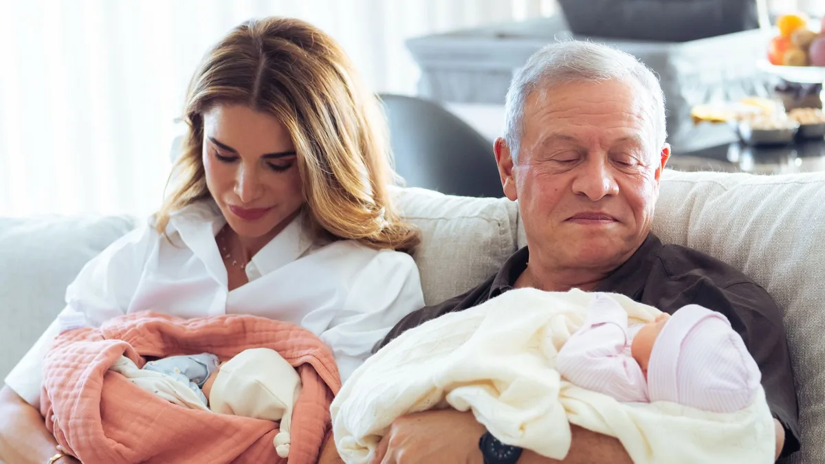 Rania de Jordania y Abdalá II, dos abuelos felices: su primer posado con sus nietas gemelas recién nacidas