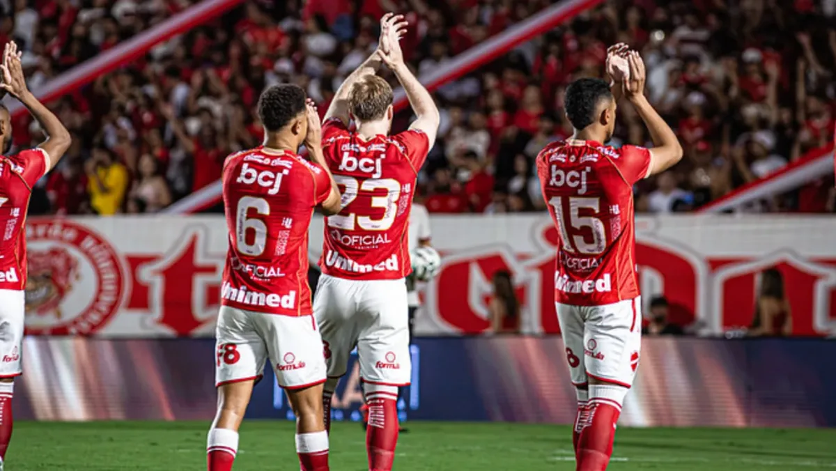 “Rei do acesso”, ex-Bahia lidera Série B e mira elite após 40 anos
