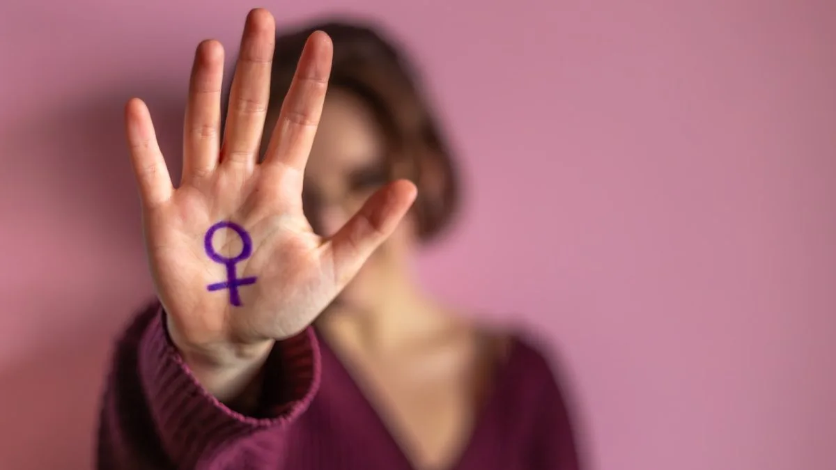 Stalking contra mulheres: Brasil registra 218 mil casos e novo projeto prevê troca de nome para vítimas