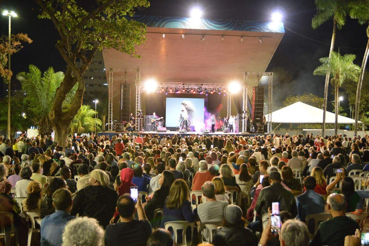 Seresta embala a Praça do Rádio com música que atravessa gerações