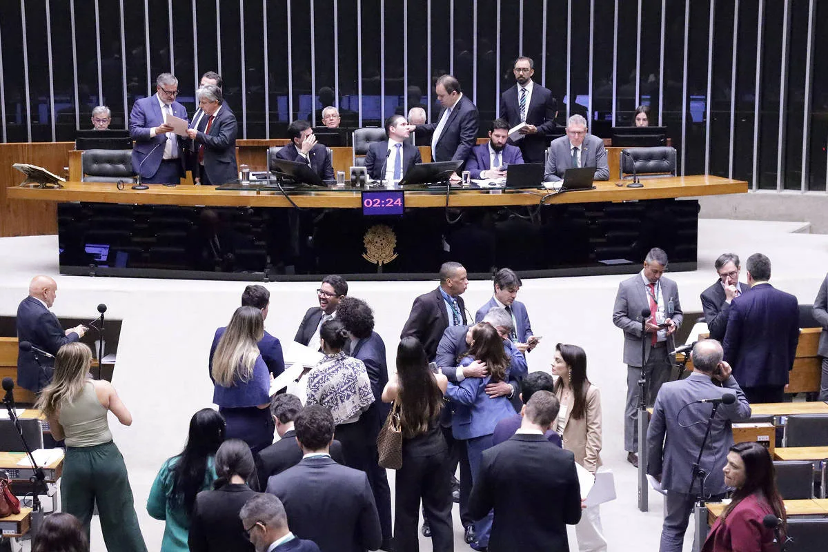Câmara veta termo 'ditadura militar' e propõe cortes em livro sobre Independência