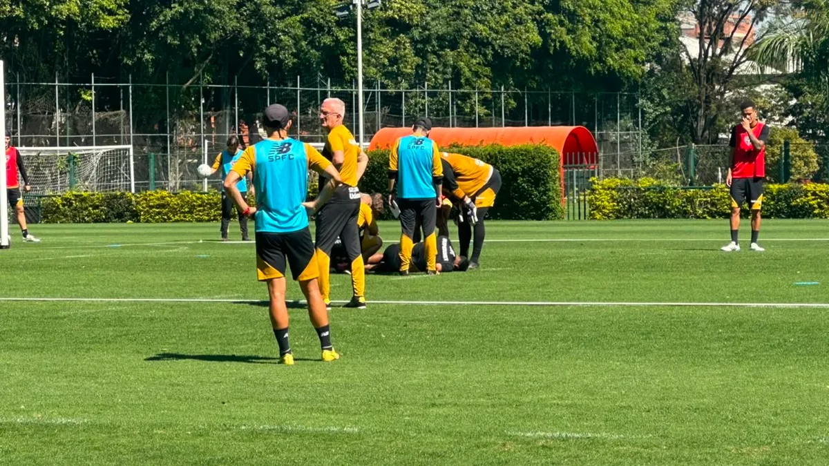 Victor Sá se machuca em dividida com Wendell e deixa treino do São Paulo