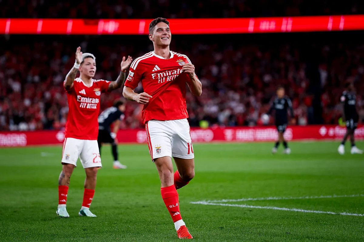 Benfica vence V. Guimarães por 2-0 de forma segura e sem deixar fugir o FC Porto