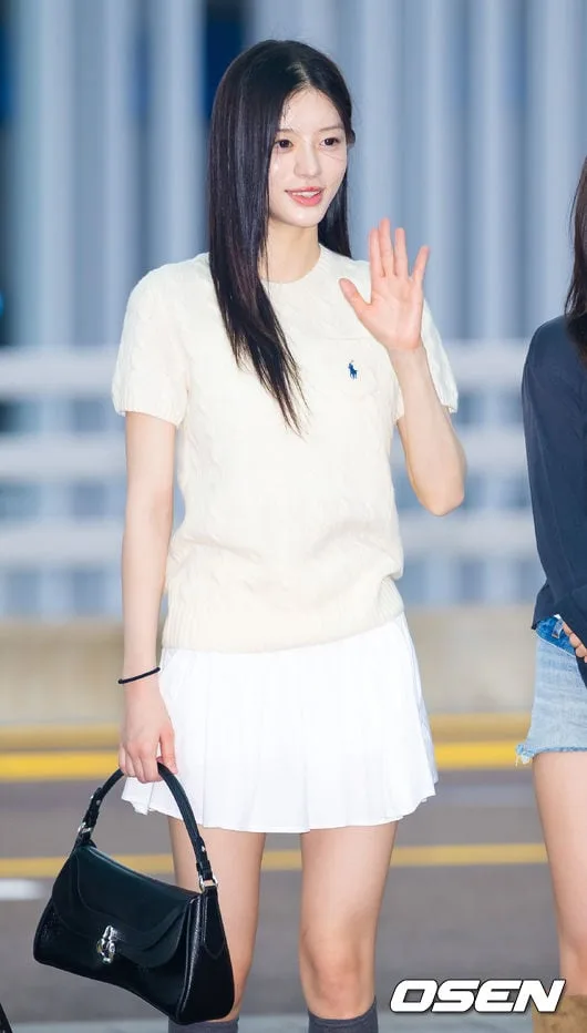 [사진]아일릿 민주,'백옥피부 뽐내며 손인사'