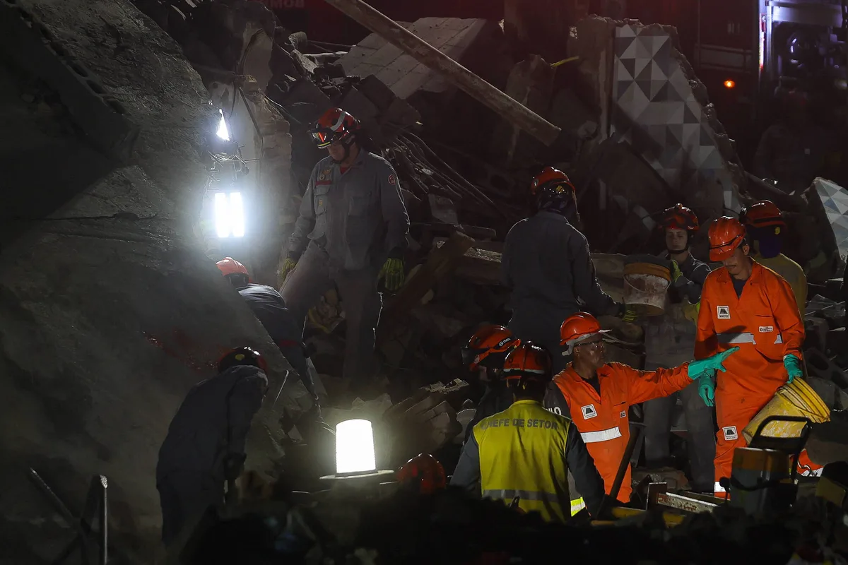 Bombeiros resgatam corpo soterrado após queda de prédio na zona leste de SP; mortos chegam a três