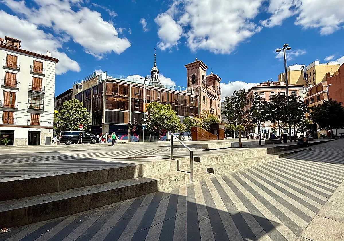 La conocida plaza madrileña que oculta un portal a otra dimensión