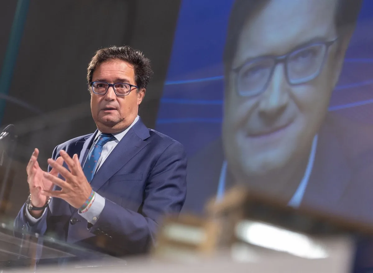 López acusa al juez Peinado de una instrucción "inquisitorial" contra Begoña Gómez y la tilda de "vergüenza"