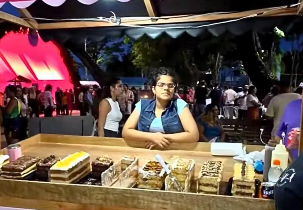 Vendedora oferece variedade de bolos em feira na Praça da Revolução
