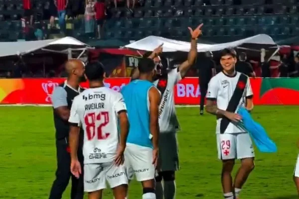 Ex-Vitória investigado por tráfico de armas imita arminha no Barradão