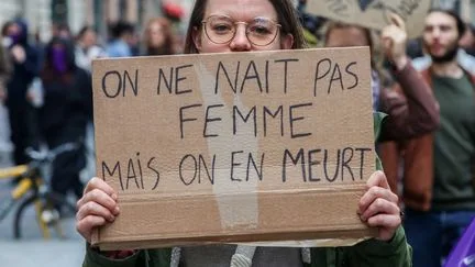 Cent onze femmes ont été tuées par leur conjoint ou ex-compagnon en 2025, un nombre en hausse de 4% sur un an