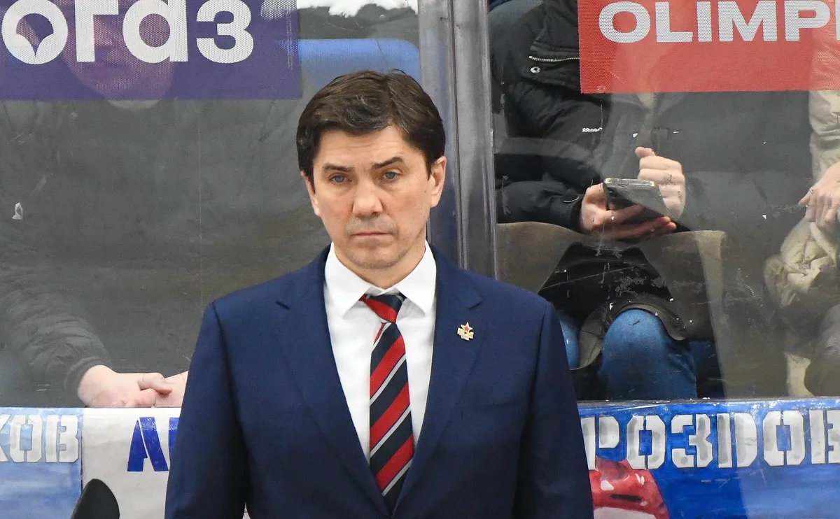 Тренер ЦСКА назвал авторов нового правила в КХЛ глупыми и инициативными