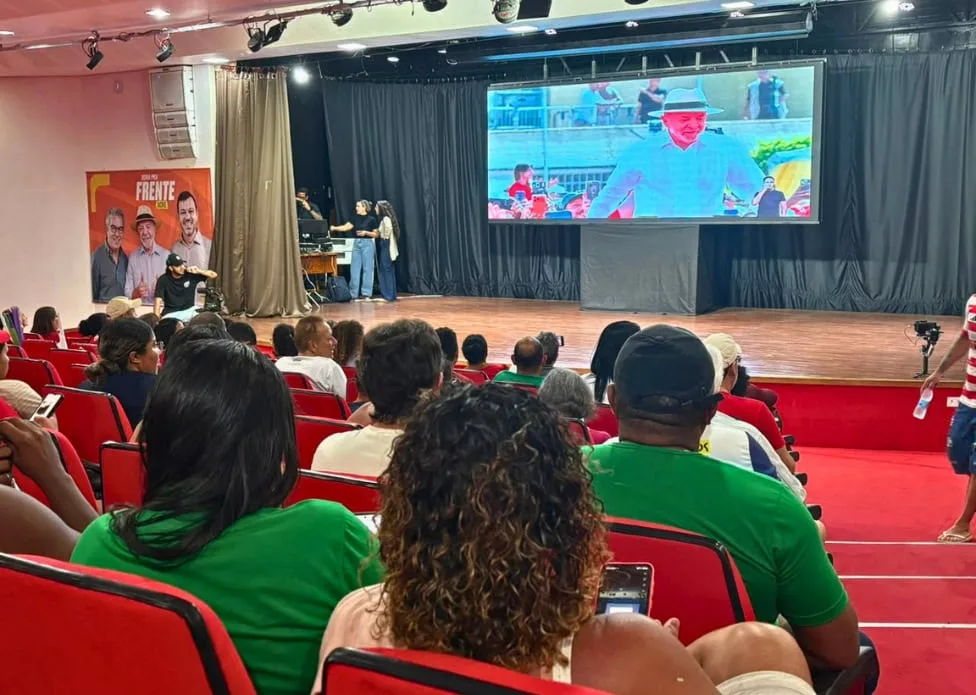 Apoiadores da Frente Ampla pelo Acre acompanham Super Live com Jorge e Lula