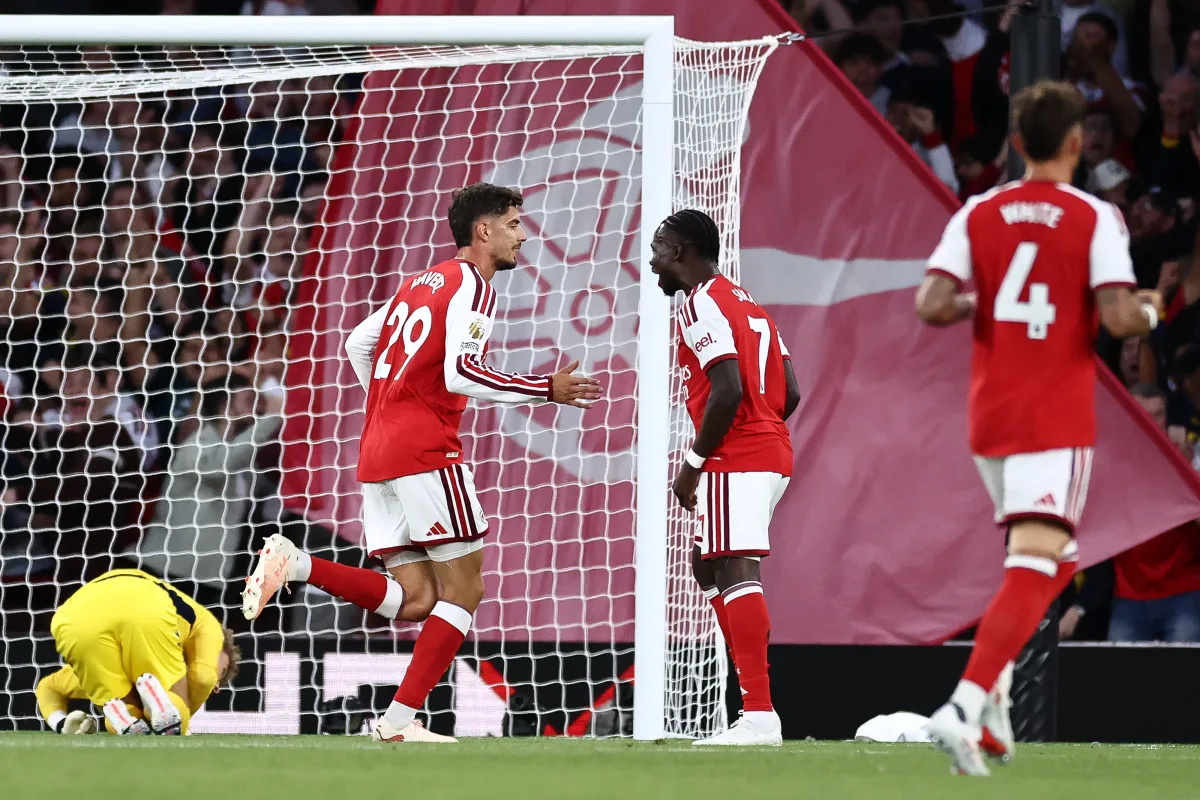 Atual campeão, Arsenal vence Coventry na abertura do Inglês