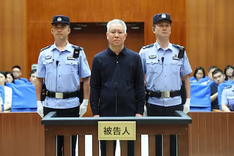 Justiça da China condena ex-homem mais rico da Ásia à prisão perpétua