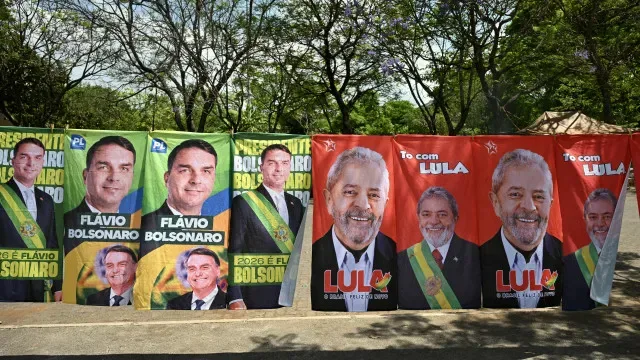 Flávio Bolsonaro lidera sondagem, mas vantagem diminui em relação a Lula