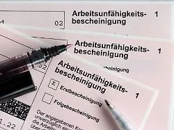 Lange Arbeitsunfähigkeit : Krankgeschrieben: Was, wenn plötzlich der Medizinische Dienst anruft?