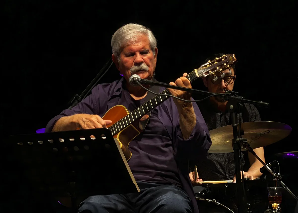 É bonito de se ver o show em que Dori Caymmi canta e honra a própria família