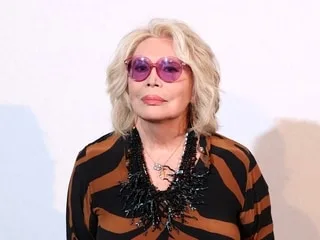 Amanda Lear accuse Miley Cyrus d’avoir plagié une de ses chansons