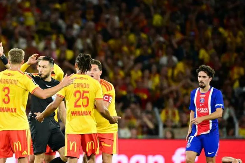 Deux cartons rouge et un but refusé, un arbitrage qui fait débat pour Lens-PSG
