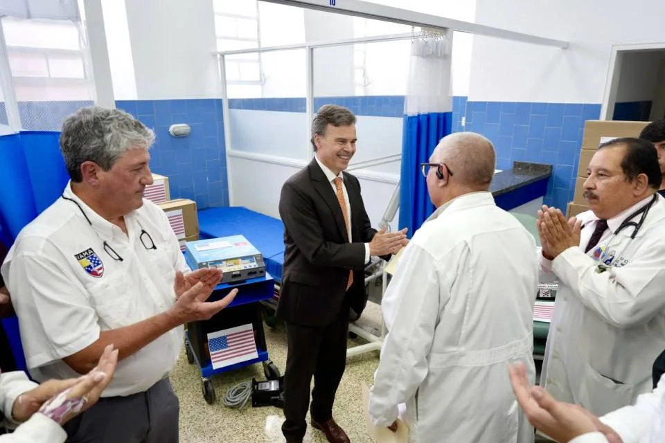 Project CURE entrega equipos e insumos al Hospital Vargas con apoyo de embajada de EEUU