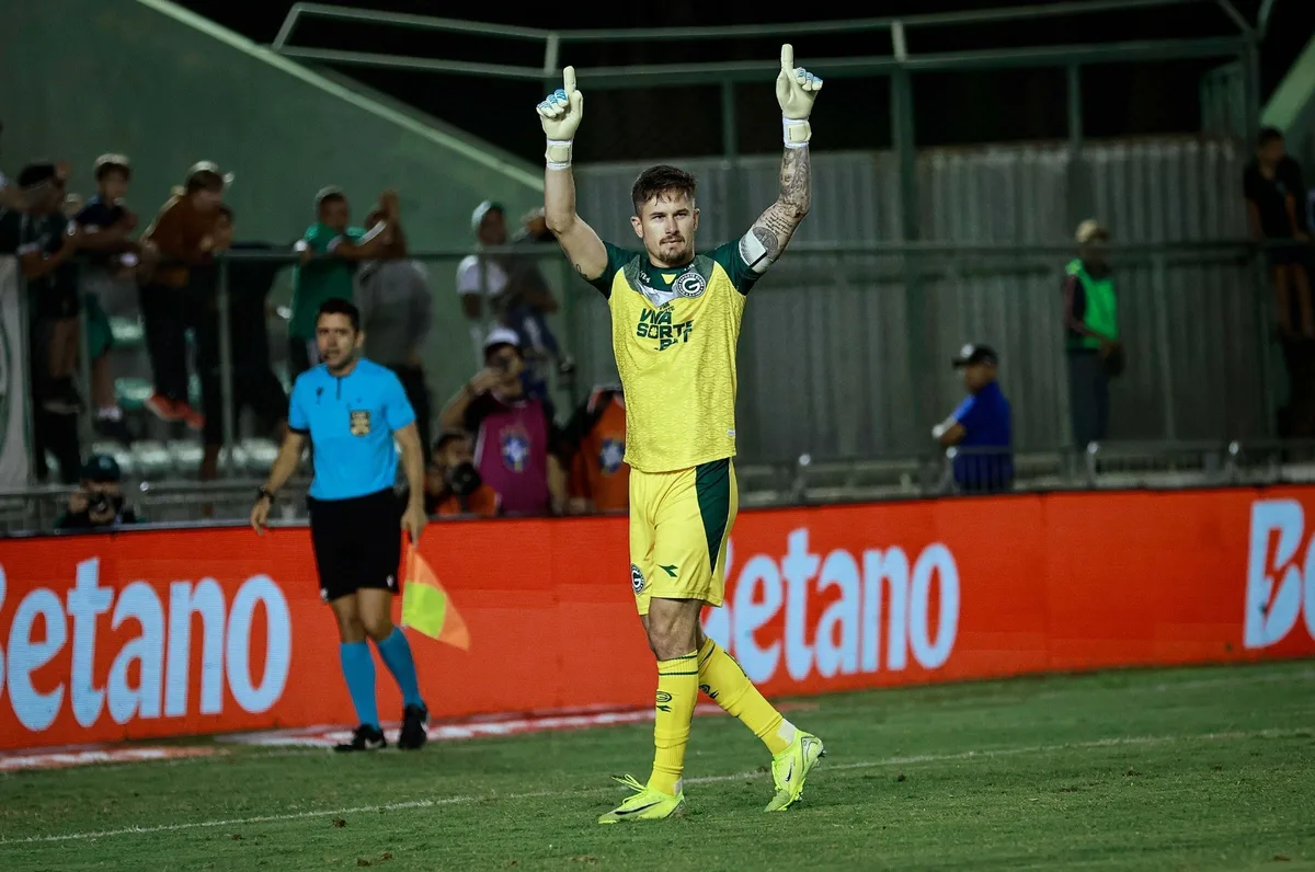 Tadeu completa 400 jogos pelo Goiás e relembra momentos marcantes