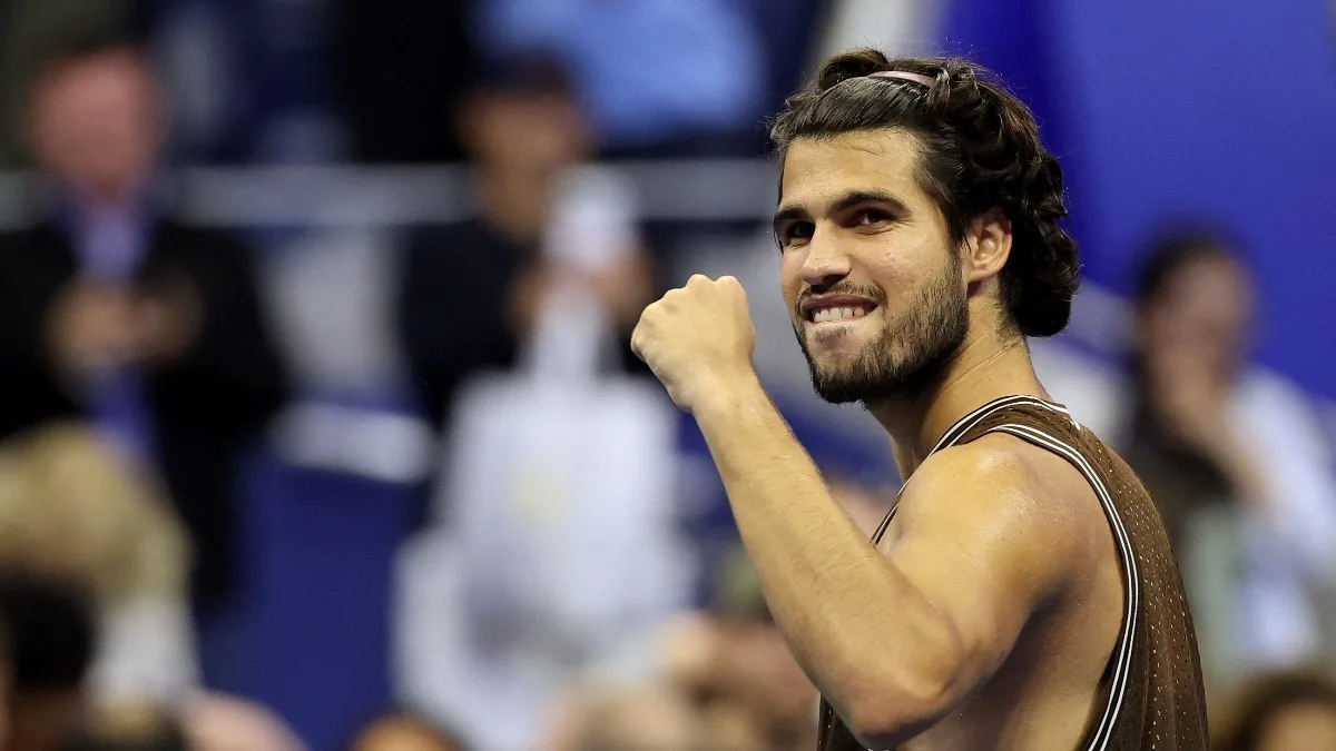 Carlos Alcaraz wakes up after first-set wobble to storm into third round