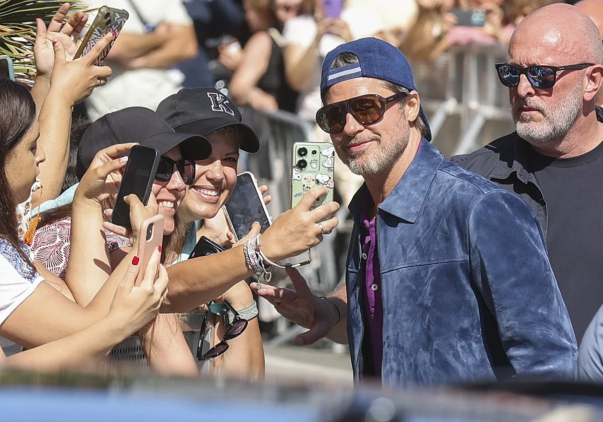 Y Brad Pitt pasó por Donosti: la sonrisa de Inés de Ramón, selfis indiscriminados, tres aeropuertos reservados y baño de masas