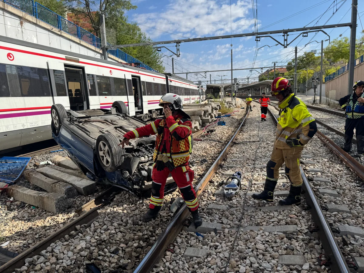 Un coche cae desde un puente a las vías de la estación de Cercanías de Fuenlabrada (Madrid): el conductor sale por sus propios medios, pero resulta herido