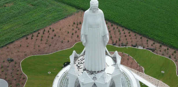 Onde fica a nova estátua da Virgem Maria mais alta que o Cristo Redentor?