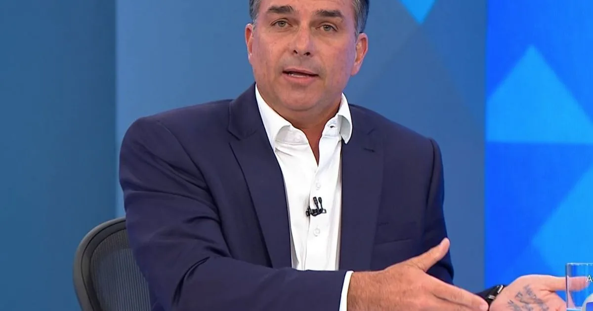 Flávio Bolsonaro usa “cola na mão” em entrevista; veja o que estava escrito