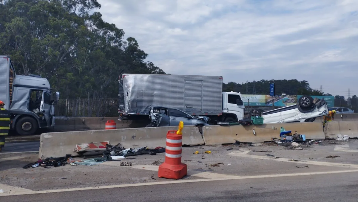 Acidente com cinco veículos deixa três feridos e interdita pista da Dutra em São José dos Campos