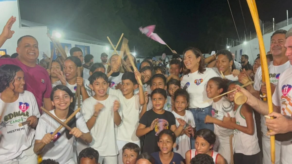 Mailza entra na roda de capoeira durante encontro com apoiadores em Rio Branco