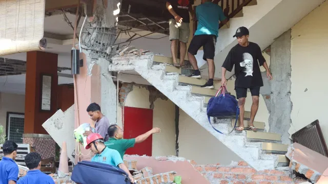 Milhares aguardavam ainda por assistência dias após sismo na Indonésia
