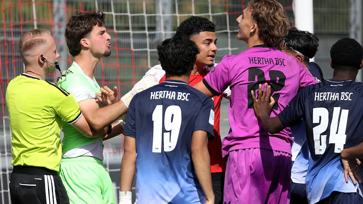 Rudelbildung und Platzverweis - Wilde Szenen bei Sieg der Hertha-Bubis