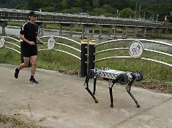Mit nur einer Akkuladung: Roboter meistert erstmals echten Marathon